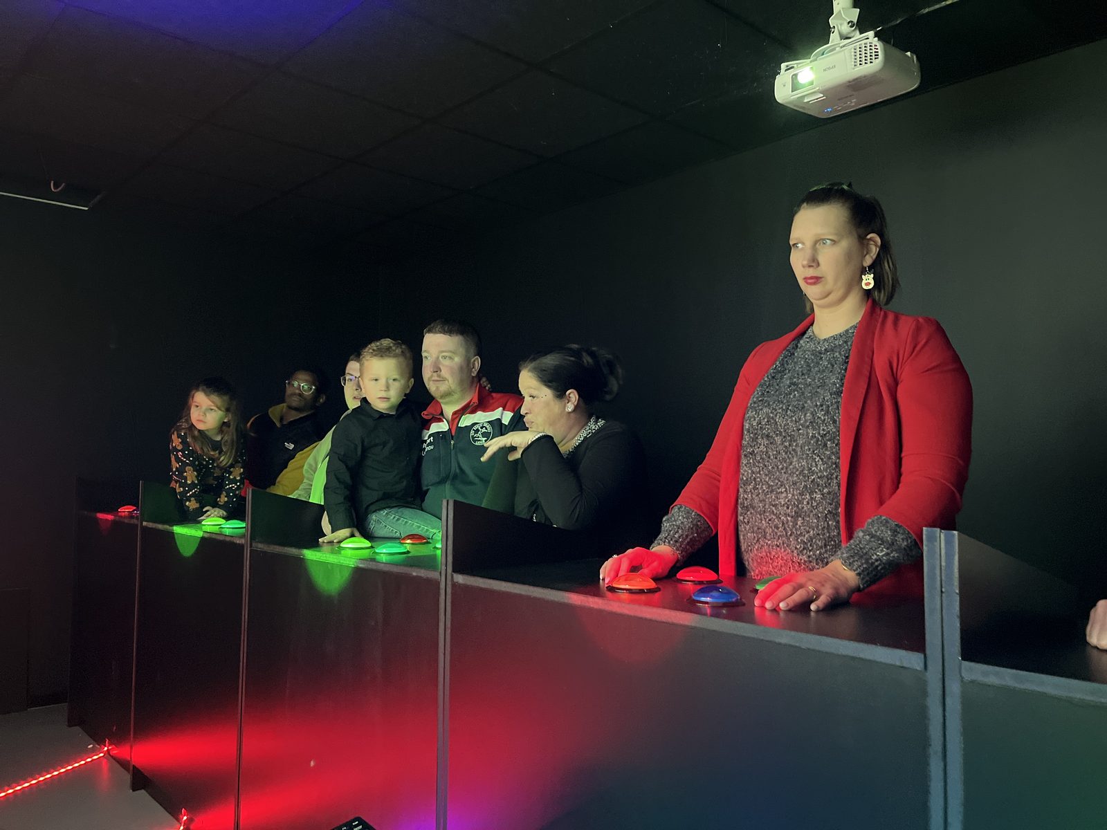 Un groupe s'amuse pendant une partie d'iQuiz chez Team Square
