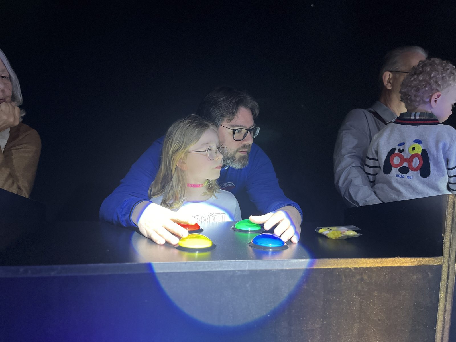 Une famille joue à l'iQuiz chez Team Square